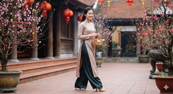 Áo dài kết hợp với quần ống suông